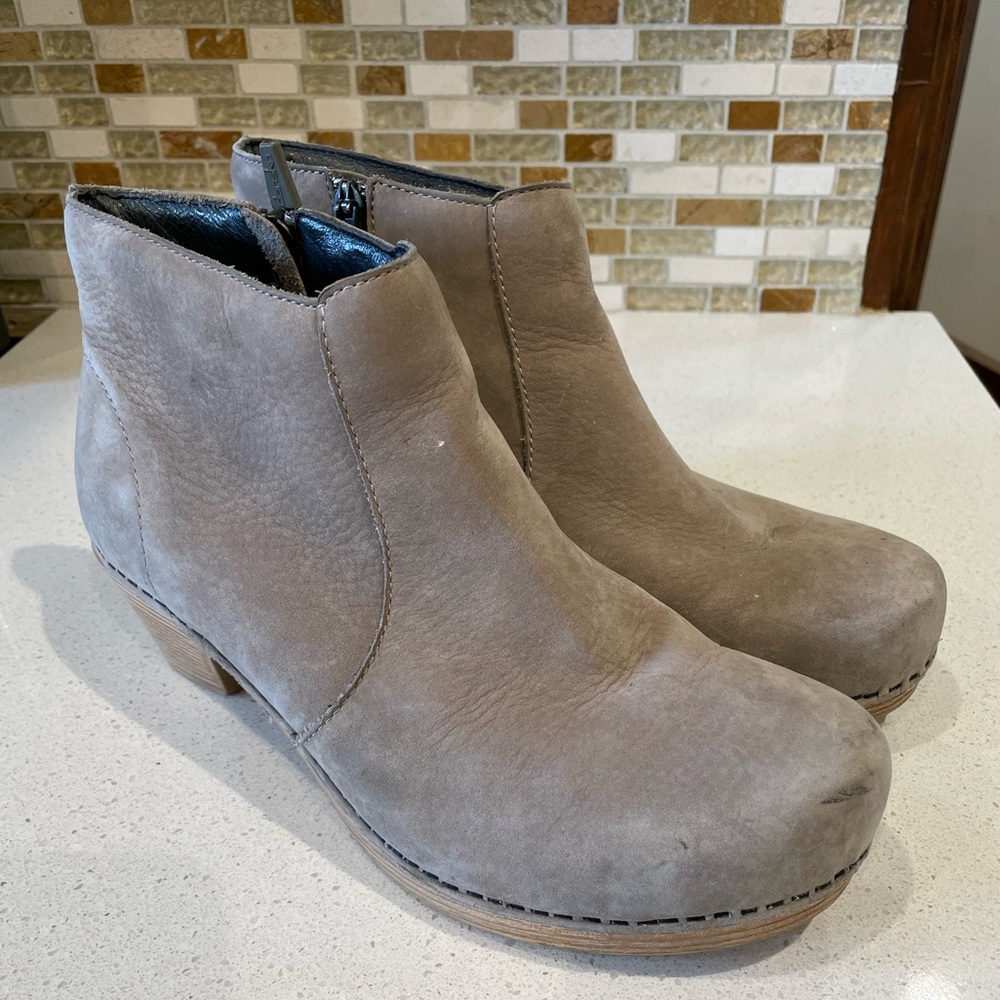 SOLD Dansko Women's Maria Boot Taupe Nubuck Leather Size EU 39 US 8.5/9